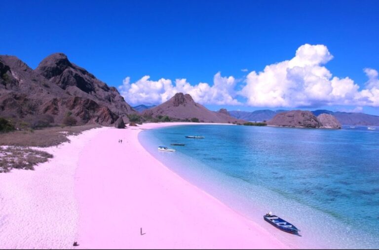 pink beach labuan bajo