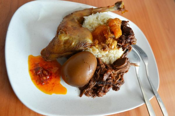 Gudeg Permata Yogyakarta: Datang di Jam Tepat Biar Antrean Tidak Menguras Malam 1 gudeg yogyakarta cover