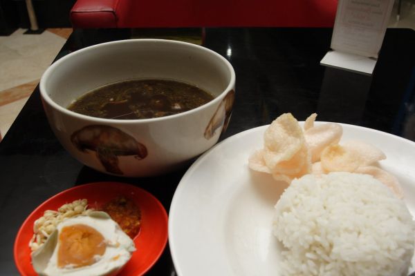Rawon Setan Surabaya: Datang Lebih Awal untuk Rasa Maksimal tanpa Antrean Panjang 2 rawon surabaya cover
