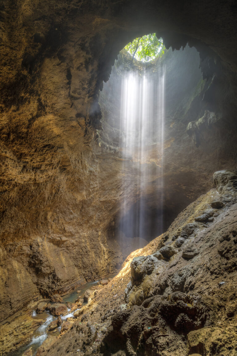 Goa Jomblang Gunungkidul: Tur Vertical Caving dan Momen Cahaya Surga yang Sulit Dilupakan 4 goa jomblang gunungkidul caving cahaya surga feat 1777288310