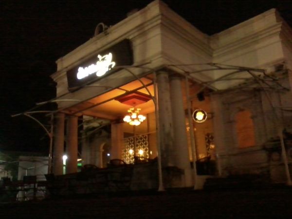 Kopi Klotok Kaliurang: Sarapan Ndeso, Lodeh Hangat, dan Antrean Pagi yang Selalu Dirindukan 2 Kopi Klotok Kaliurang suasana terbaru