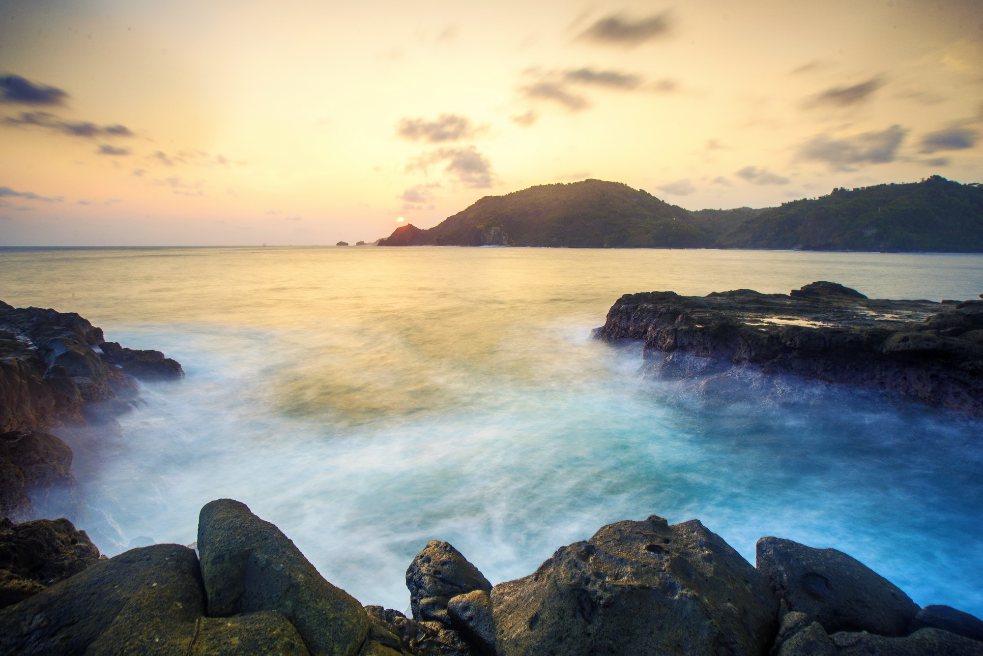 Pantai Wediombo Gunungkidul: Main Ombak Aman, Sunset Panjang, dan Spot Karang yang Fotogenik 3 Pantai Wediombo Gunungkidul