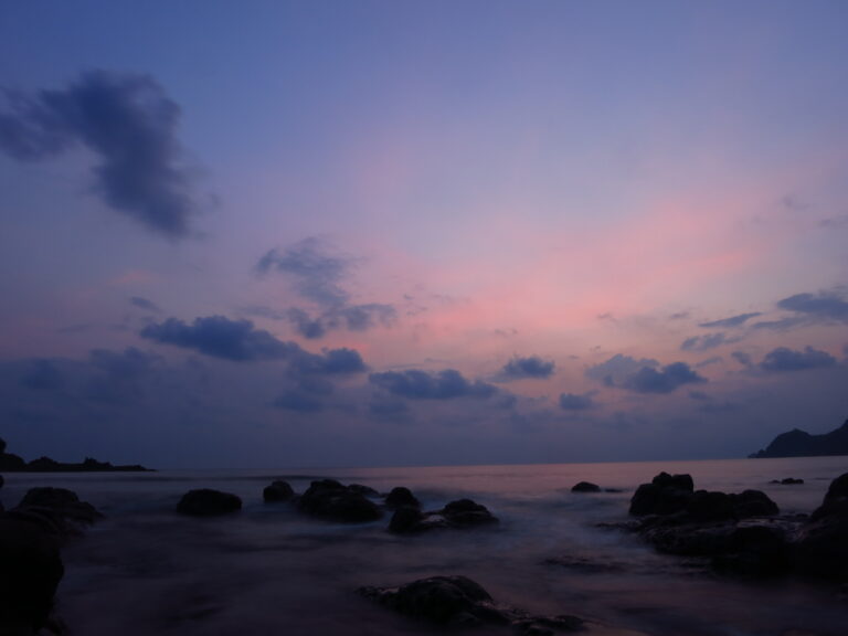 Pantai Wediombo Gunungkidul: Main Ombak Aman, Sunset Panjang, dan Spot Karang yang Fotogenik 3 pantai wediombo gunungkidul main ombak sunset cover.jpg