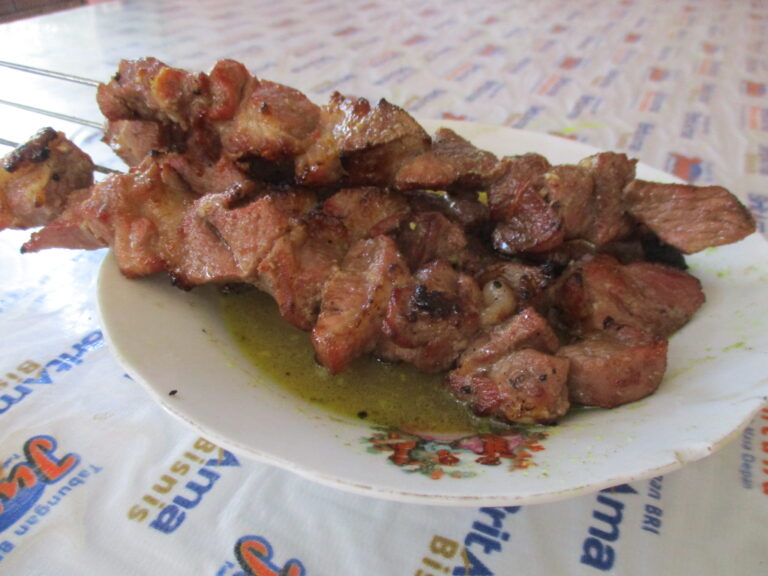 Sate Klathak Pak Pong Bantul: Daging Kambing Empuk dan Antrean yang Selalu Menggoda 3 sate klathak pak pong bantul daging empuk cover.jpg